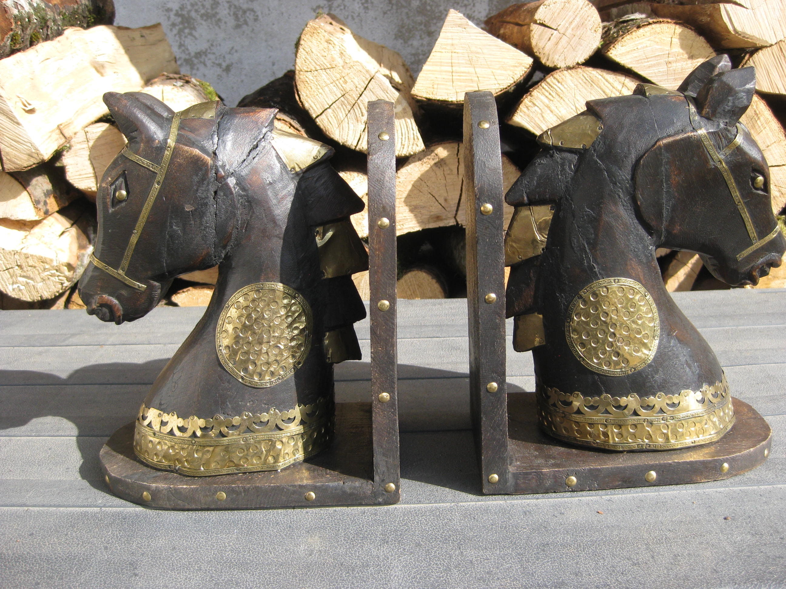 Paire de Serre-Livres, Têtes Cheval en Bois Décorées Laiton.