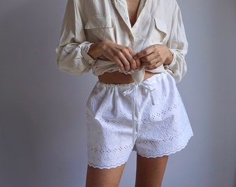 90er-Jahre-Shorts aus weißer Spitze aus Baumwolle / Vintage-Deadstock, romantisch bestickt, breite, lockere Pettipants mit fester Taille