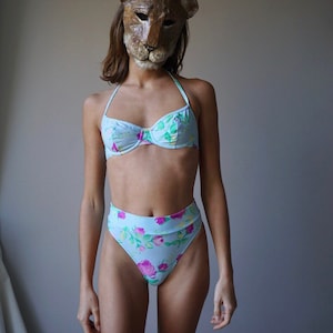 Bikini à armatures taille haute imprimé roses bleu pastel des années 90/maillot de bain deux pièces vintage romantique cadavres d'animaux