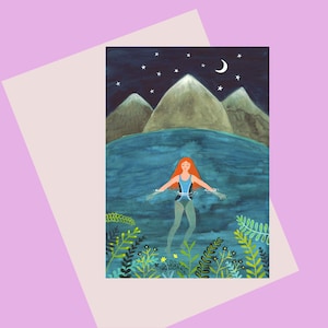 NUEVA TARJETA: Night Swimming, una encantadora tarjeta de felicitación A6 de una mujer nadando en un lago por la noche. ¡Una tarjeta perfecta para damas nadadoras salvajes!