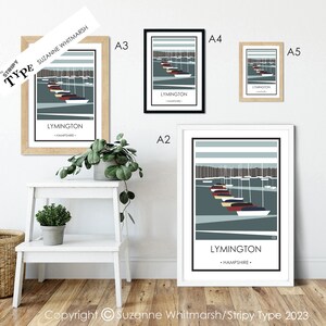 LYMINGTON BOATS, Hampshire Druck. Hochwertiges Reise Poster. Küstenposter für zu Hause. Streifendesign von Suzanne Whitmarsh Stripy Type. Bild 4