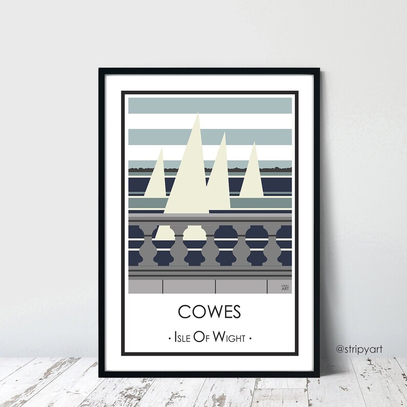 COWES. Weiße Boote. Insel Wight. Grafikdesign Reiseplakat. Hochwertiger Druck. Küstenposter für zu Hause. Streifen Retro-Designs. Bild 1