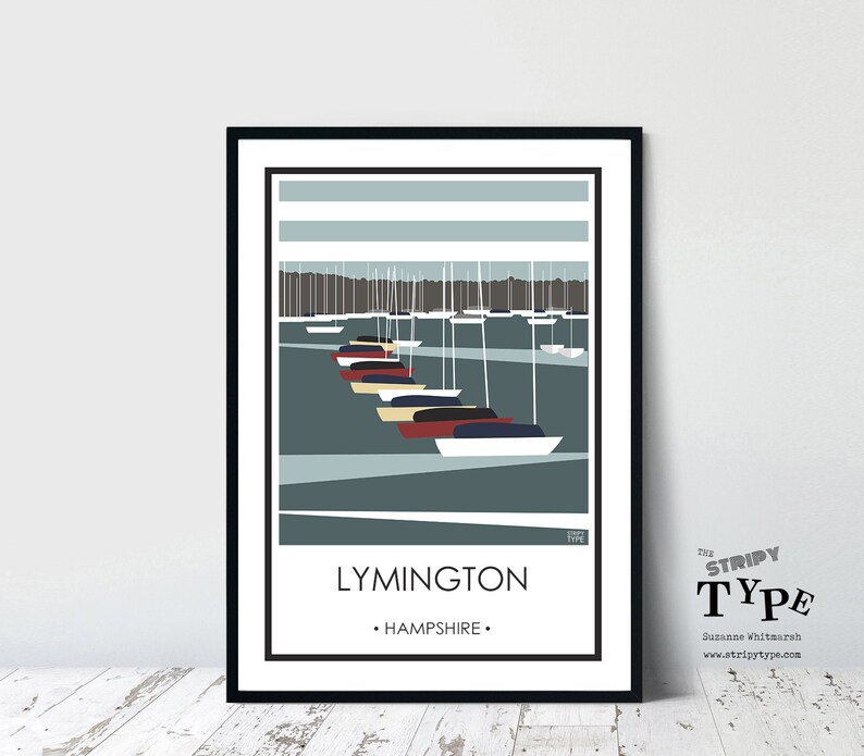 LYMINGTON BOATS, Hampshire Druck. Hochwertiges Reise Poster. Küstenposter für zu Hause. Streifendesign von Suzanne Whitmarsh Stripy Type. Bild 1