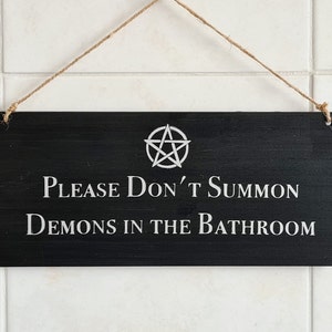 Roep alsjeblieft geen demonen op in de badkamer | Gotische woondecoratie | Grappig badkamerbord
