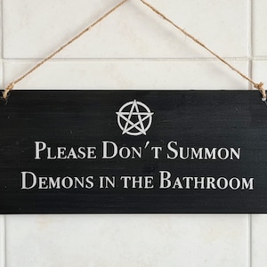 Por favor, no invoques demonios en el baño / Decoración gótica para el hogar / Letrero divertido para el baño