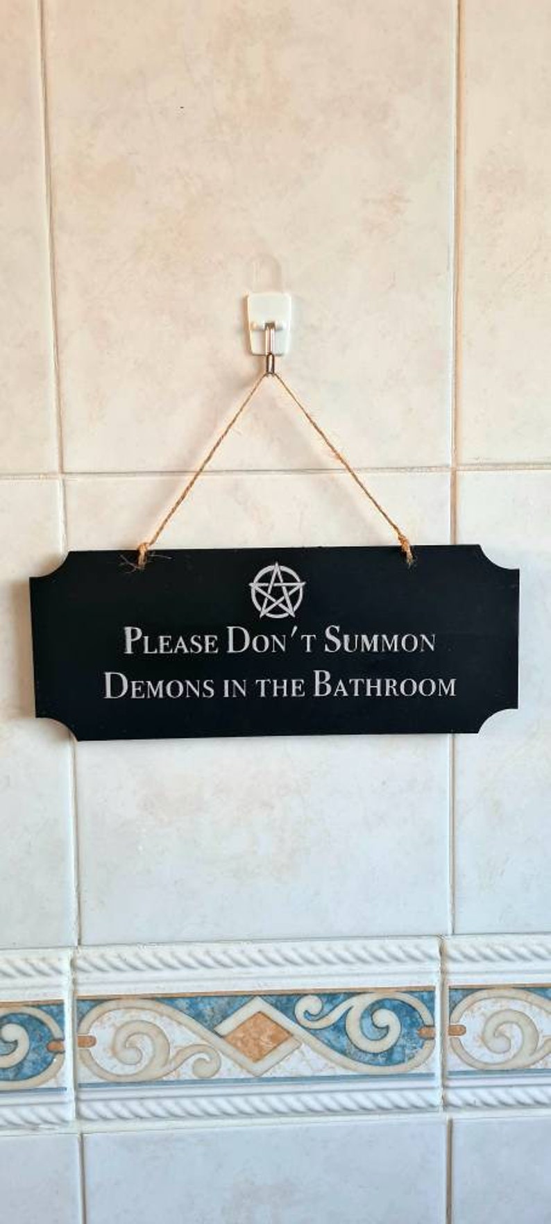 Gothic Bathroom Wall Decor Wooden Sign, Pink Witchy Funny Bathroom Art, Please Do Not Summon Demons in the Bathroom Humor Wall Hanging, Horror Vintage Decor, 7 x 10 Inch