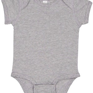 Peut inclure: Un body b&eacute;b&eacute; &agrave; manches courtes de couleur gris chin&eacute;.
