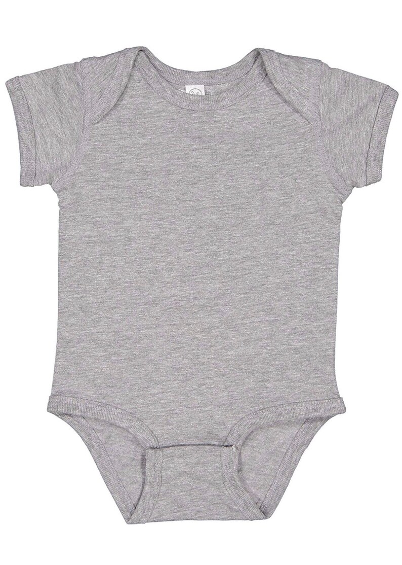 Peut inclure: Un body b&eacute;b&eacute; &agrave; manches courtes de couleur gris chin&eacute;.