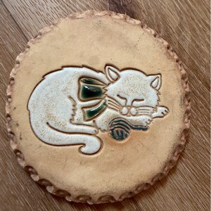 Vintage Nan Groves Pottery Sleeping Cat Bread Warmer Trivet Clay Tile Kitten