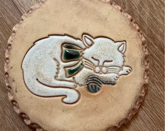Vintage Nan Groves Pottery Sleeping Cat Bread Warmer Trivet Clay Tile Kitten