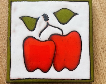Vintage keramiek aardewerk geglazuurde onderzetter tegel appels 6 x 6 MCM retro fruit