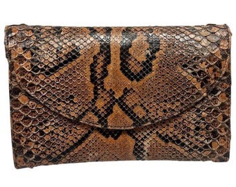 Bolso de mano vintage de piel de serpiente en tonos tierra naturales de los años 70, hecho a mano en color marrón claro y negro.