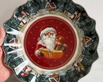 Cuenco navideño festoneado de 9,75 pulgadas con diseño de Papá Noel leyendo de Villeroy & Boch.