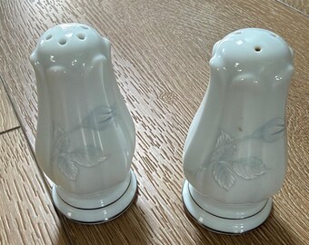 Noritake Virtue Blue Salt and Pepper Shaker White Set Floral Platinum Trim Japan