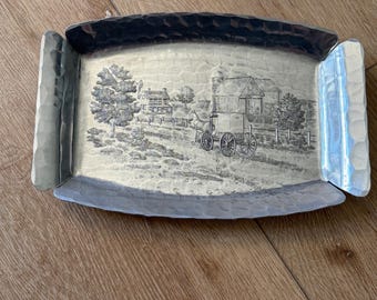 Wendell August Schmiede, gehämmertes Aluminiumtablett, Szene einer Amish-Pferdekutsche, USA