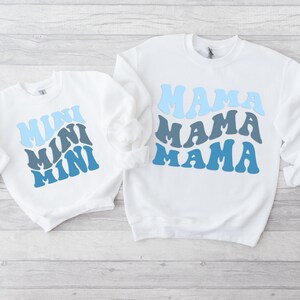 Mamá y mini jerséis a juego Blue Boy Mum, regalo del día de la madre, jerséis a juego de mamá hijo, sudadera de mamá, traje de hermanamiento, regalo de cumpleaños de mamá