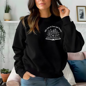 Bluza Gildan 18000 z nadrukiem z przodu i z tyłu The Tortured Poet's Department, sweter All is Fair in Love and Poetry, gadżety TTPD Fan Art