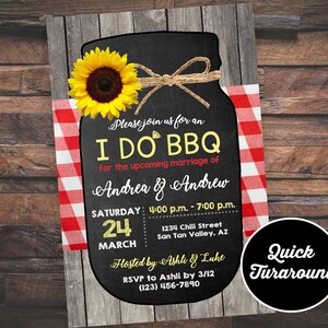Puede incluir: Una invitaci&oacute;n estilo pizarra con una ilustraci&oacute;n de un tarro de cristal, un girasol y cuadros rojos y blancos. El texto dice "Please join us for an I DO BBQ for the upcoming marriage of Andrea & Andrew. Saturday, March 24, 4:00 p.m. - 7:00 p.m., 1234 Chili Street, San Tan Valley, AZ. Hosted by Ashli & Luke. RSVP to Ashli by 3/12 (123) 456-7890. Quick Turaround."