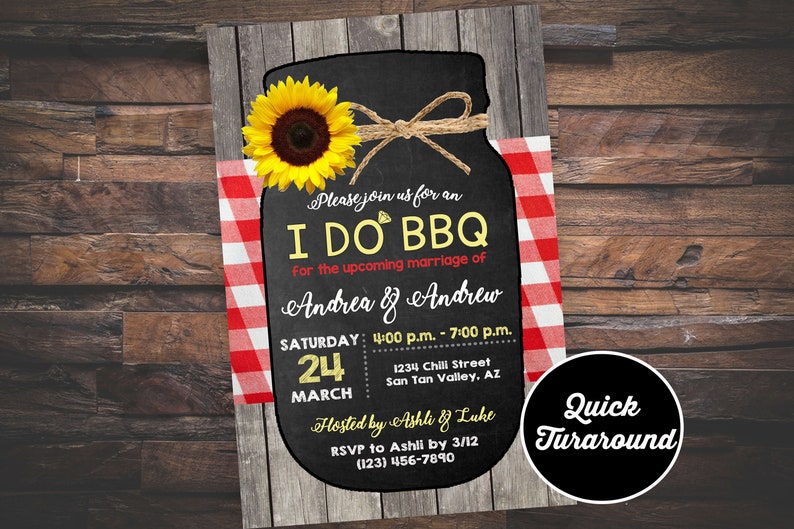 Puede incluir: Una invitaci&oacute;n estilo pizarra con una ilustraci&oacute;n de un tarro de cristal, un girasol y cuadros rojos y blancos. El texto dice "Please join us for an I DO BBQ for the upcoming marriage of Andrea & Andrew. Saturday, March 24, 4:00 p.m. - 7:00 p.m., 1234 Chili Street, San Tan Valley, AZ. Hosted by Ashli & Luke. RSVP to Ashli by 3/12 (123) 456-7890. Quick Turaround."
