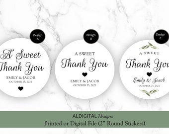 Może przedstawiać: Trzy wzory okrągłych naklejek na ślubne upominki o średnicy 5 cm. Wzór A zawiera tekst "A Sweet Thank You" z imionami pary i datą ślubu. Wzór B zawiera tekst "A SWEET Thank You" z imionami pary i datą ślubu. Wzór C zawiera tekst "A SWEET Thank You" z imionami pary i datą ślubu oraz małą gałązką zieleni.