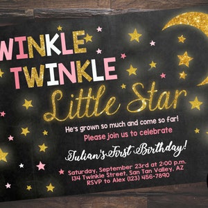 Może przedstawiać: Zaproszenie na przyjęcie z okazji pierwszych urodzin w stylu Twinkle Twinkle Little Star z błyszczącymi złotymi gwiazdami i rosnącym księżycem na czarnym tle tablicy. Zaproszenie zawiera tekst "Twinkle Twinkle Little Star", "He's grown so much and come so far!", "Please join us to celebrate", "Julian's First Birthday!", "Saturday, September 23rd at 2:00 p.m.", "134 Twinkle Street, San Tan Valley, AZ", "RSVP to Alex (123) 456-7890", "Printed or Digital".