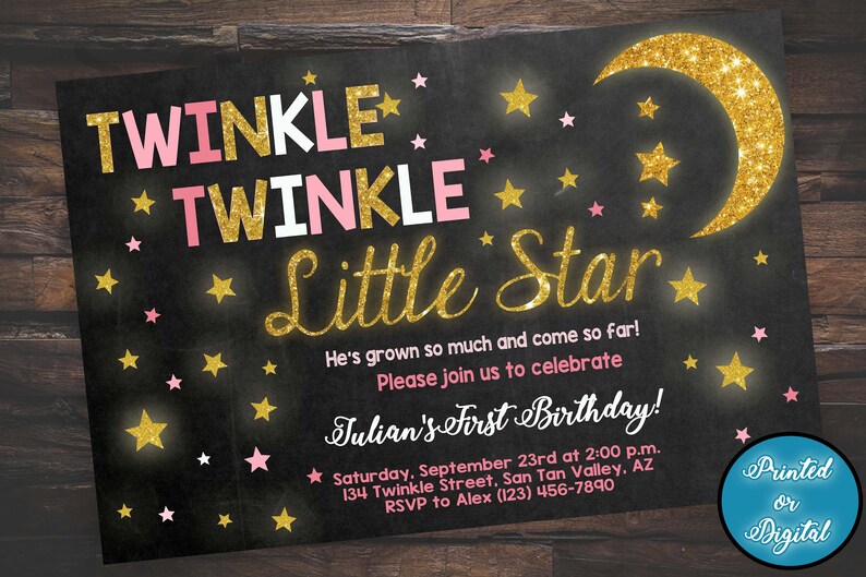 Może przedstawiać: Zaproszenie na przyjęcie z okazji pierwszych urodzin w stylu Twinkle Twinkle Little Star z błyszczącymi złotymi gwiazdami i rosnącym księżycem na czarnym tle tablicy. Zaproszenie zawiera tekst "Twinkle Twinkle Little Star", "He's grown so much and come so far!", "Please join us to celebrate", "Julian's First Birthday!", "Saturday, September 23rd at 2:00 p.m.", "134 Twinkle Street, San Tan Valley, AZ", "RSVP to Alex (123) 456-7890", "Printed or Digital".