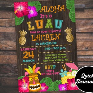 Puede incluir: Una colorida invitaci&oacute;n a una fiesta de luau con tem&aacute;tica tropical. La invitaci&oacute;n presenta una m&aacute;scara tiki, pi&ntilde;as, flores y el texto "Aloha It's a Luau Hula on over to party! Lauren is turning 50! Saturday 24 March 4:00-7:00 p.m. Lauren's House 1234 Chill Street San Tan Valley, AZ RSVP Mary 123-456-7890 Quick Turaround".