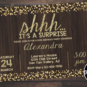 Puede incluir: Una invitaci&oacute;n de fiesta de cumplea&ntilde;os con purpurina dorada sobre un fondo de madera. La invitaci&oacute;n dice "shhh... es una sorpresa" e incluye el nombre "Alexandra" y los detalles de una fiesta de cumplea&ntilde;os por su 50 cumplea&ntilde;os. El texto "Quick Turaround" est&aacute; en la esquina inferior derecha.