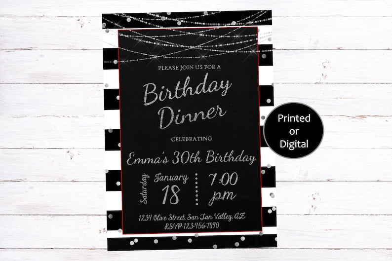 Puede incluir: Invitaci&oacute;n a rayas blancas y negras con detalles de purpurina plateada. La invitaci&oacute;n es para una cena de cumplea&ntilde;os para celebrar el 30 cumplea&ntilde;os de Emma. El evento es el s&aacute;bado 18 de enero a las 7:00 pm. La direcci&oacute;n es 12.31 Olive Street, San Jan Valley, AZ. RSVP al 123-456-7890. La invitaci&oacute;n est&aacute; disponible para descargar impresa o digital.