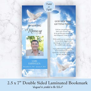 Może przedstawiać: Dwustronny laminowany zakładka z niebieskim niebem i białymi chmurami w tle. Przednia strona zawiera zdjęcie mężczyzny i tekst "In Loving Memory" z imieniem "Luis Espinoza" i datami "December 8, 1944 - January 1, 2023". Tylna strona zawiera białą gołębicę lecącą w niebie i tekst "God Saw You Getting Tired". Zakładka ma wymiary 6,35 cm na 17,78 cm.