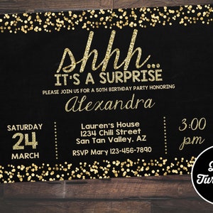 Puede incluir: Una invitaci&oacute;n a una fiesta de cumplea&ntilde;os negra y dorada con confeti de purpurina dorada. La invitaci&oacute;n dice "shhh... es una sorpresa" e incluye el texto "Por favor, &uacute;nase a nosotros para una fiesta de cumplea&ntilde;os n&uacute;mero 50 en honor a Alexandra". La invitaci&oacute;n tambi&eacute;n incluye la fecha, la hora y el lugar de la fiesta.