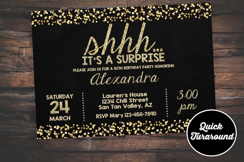 Puede incluir: Una invitaci&oacute;n a una fiesta de cumplea&ntilde;os negra y dorada con confeti de purpurina dorada. La invitaci&oacute;n dice "shhh... es una sorpresa" e incluye el texto "Por favor, &uacute;nase a nosotros para una fiesta de cumplea&ntilde;os n&uacute;mero 50 en honor a Alexandra". La invitaci&oacute;n tambi&eacute;n incluye la fecha, la hora y el lugar de la fiesta.