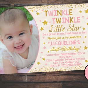 Może przedstawiać: R&oacute;żowe i złote zaproszenie na pierwsze urodziny z fotografią dziewczynki. Zaproszenie zawiera napis "Twinkle Twinkle Little Star" oraz imię dziecka, Jacqueline, a także datę i godzinę przyjęcia. Zaproszenie zawiera r&oacute;wnież adres i informacje dotyczące RSVP.