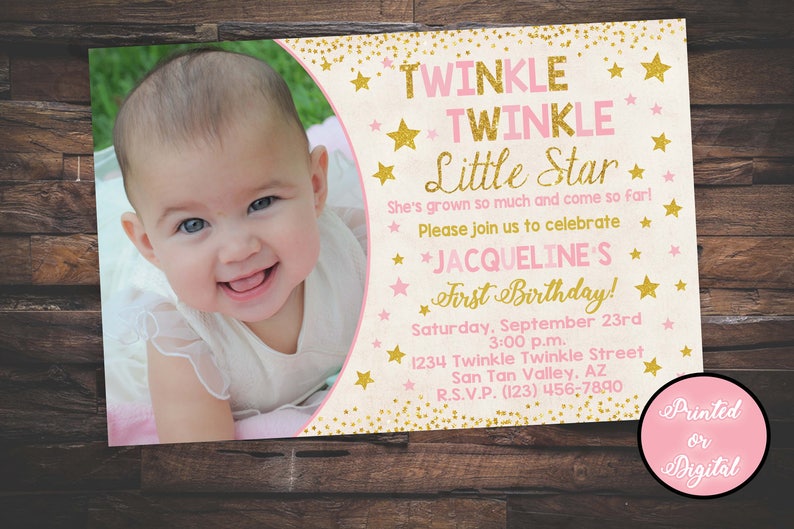 Może przedstawiać: R&oacute;żowe i złote zaproszenie na pierwsze urodziny z fotografią dziewczynki. Zaproszenie zawiera napis "Twinkle Twinkle Little Star" oraz imię dziecka, Jacqueline, a także datę i godzinę przyjęcia. Zaproszenie zawiera r&oacute;wnież adres i informacje dotyczące RSVP.