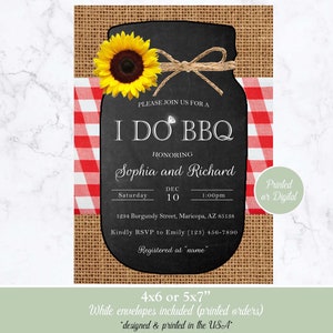 K&ouml;nnte beinhalten: Eine Einladung im Stil einer Kreidetafel mit einem Einmachglas-Design, verziert mit einer Sonnenblume und einem rot-wei&szlig; karierten Muster. Der Text lautet "I Do BBQ" zu Ehren von Sophia und Richard. Die Einladung enth&auml;lt Datum, Uhrzeit und Ort der Veranstaltung. Gedruckt oder digital.