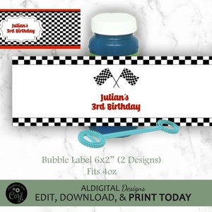 Peut inclure: Deux modèles d'étiquette pour bouteille de bulles de 6 pouces par 2 pouces avec une bordure à carreaux noirs et blancs. L'étiquette présente un drapeau à damier rouge et blanc et le texte "Julian's 3rd Birthday".