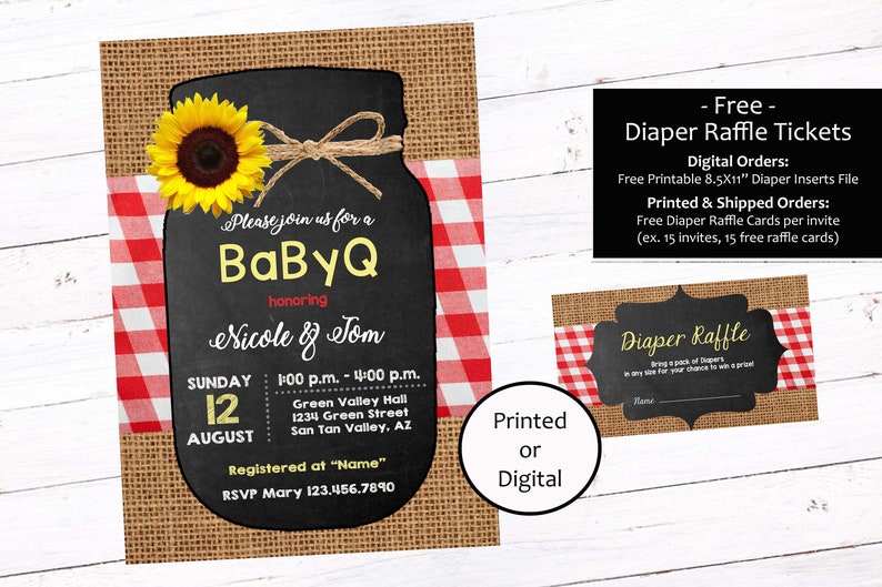 Może przedstawiać: Zaproszenie w stylu tablicy kredowej na baby shower z wzorem słoika. Zaproszenie jest ozdobione czerwono-białym wzorem w kratkę i słonecznikiem. Tekst na zaproszeniu brzmi "Proszę dołączyć do nas na BabyQ z okazji Nicole & Tom" i zawiera datę, godzinę i miejsce wydarzenia. Zaproszenie zawiera r&oacute;wnież informacje o RSVP.