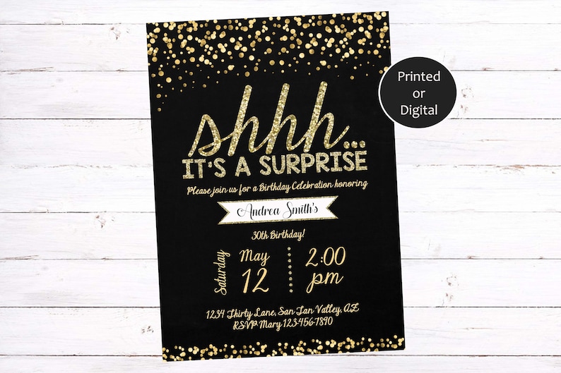 Puede incluir: Una invitaci&oacute;n de fiesta de cumplea&ntilde;os negra y dorada con confeti de purpurina dorada. La invitaci&oacute;n dice "shhh... es una sorpresa" e incluye los detalles de la celebraci&oacute;n del cumplea&ntilde;os n&uacute;mero 30 de Andrea Smith. La fiesta es el s&aacute;bado 12 de mayo a las 2:00 pm. La direcci&oacute;n es 12.34 Thirty Lane, San Jan Valley, AZ. RSVP a Mary al 123-456-7890.