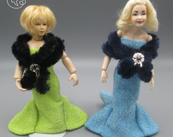 Miniatuurkleding voor poppen, Phicen en Heidi Ott, en een poppenhuis op schaal 1/12.