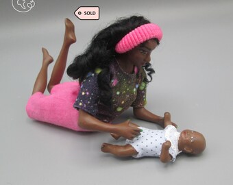 Dolls for miniature dollhouse in 1/12 scale - posable | Material: porcelain and resin