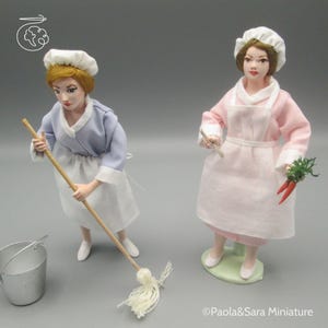 Dolls for miniature dollhouse in 1/12 scale - posable | Material: porcelain and resin