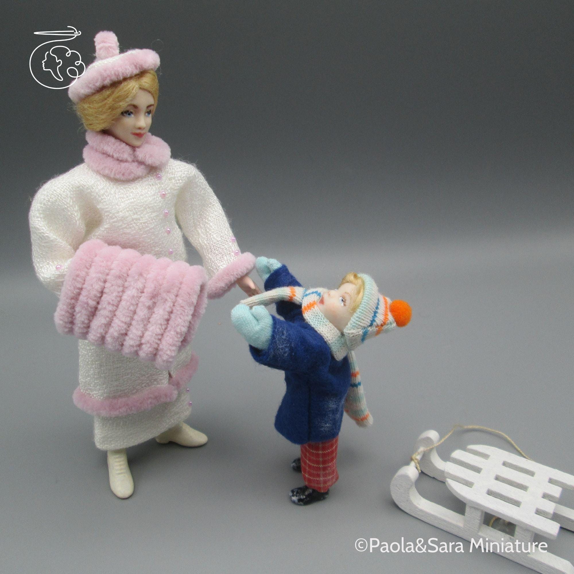 ドールハウス ミニチュア 1:12スケール チャーミングな磁器人形 ファミリーセット 4個セット Town Square Miniatures ミニチュア 1⁄12 スケール ドールハウス 食器 器 15点セット 陶器小物