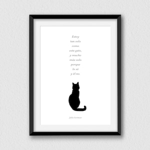 Può includere: Una stampa in bianco e nero con una poesia in spagnolo su un gatto. La poesia recita "Estoy tan solo como este gato, y mucho más solo porque lo sé y él no." La poesia è attribuita a Julio Cortázar.