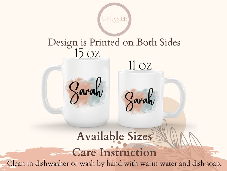 Op de afbeelding: Twee witte keramische mokken met een aquarelontwerp in tinten perzik en blauw. De mokken zijn bedrukt met de naam "Sarah" en zijn verkrijgbaar in de maten 11 oz en 15 oz. De tekst "Design is Printed on Both Sides" is ook zichtbaar.