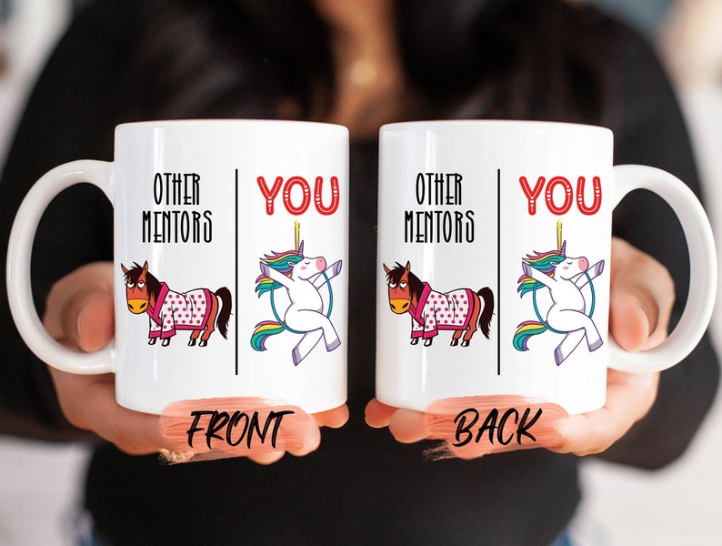 K&ouml;nnte beinhalten: Wei&szlig;e Keramik-Kaffeetasse mit einer humorvollen Illustration, die andere Mentoren mit einem Einhorn vergleicht. Der Text auf der Tasse lautet "Other Mentors" und "You".