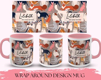 Könnte beinhalten: Eine weiße Tasse mit rosa Innenraum und Henkel, mit einem umlaufenden Design aus verschiedenen Katzenillustrationen in verschiedenen Farben und Posen. Die Tasse trägt den Text "Lilibeth aka crazy cat lady".