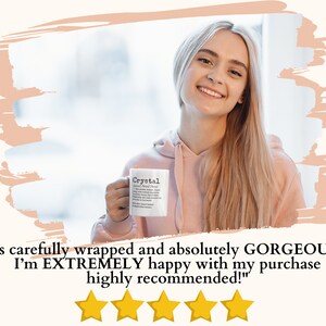 Peut inclure: Une femme tenant une tasse blanche avec le mot "Crystal" et sa d&eacute;finition imprim&eacute;s dessus. La tasse est un cadeau et la femme sourit et donne un pouce en l'air. Le texte sous la tasse dit "It's carefully wrapped and absolutely GORGEOUS!!!! I'm EXTREMELY happy with my purchase highly recommended!"