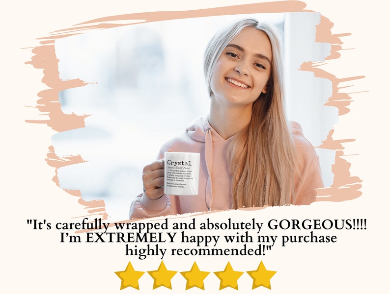 Peut inclure: Une femme tenant une tasse blanche avec le mot "Crystal" et sa d&eacute;finition imprim&eacute;s dessus. La tasse est un cadeau et la femme sourit et donne un pouce en l'air. Le texte sous la tasse dit "It's carefully wrapped and absolutely GORGEOUS!!!! I'm EXTREMELY happy with my purchase highly recommended!"