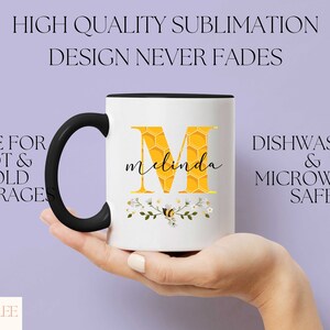 Caneca personalizada com tema de abelha, caneca de presente de abelha para mulheres, presente de aniversário, caneca personalizada com tema de abelha, abelha rainha, caneca floral, caneca com tema de abelha, caneca com nome inicial para ela imagem 3