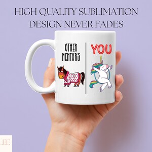 K&ouml;nnte beinhalten: Eine wei&szlig;e Keramiktasse mit einer Schwarzwei&szlig;illustration eines Pferdes, das eine rosa-wei&szlig;e Polka-Dot-Robe tr&auml;gt, auf der linken Seite und einem Einhorn, das eine Regenbogenm&auml;hne und einen Regenbogen-Schwanz tr&auml;gt, auf der rechten Seite. Der Text "Other Mentors" befindet sich auf der linken Seite und "You" auf der rechten Seite.